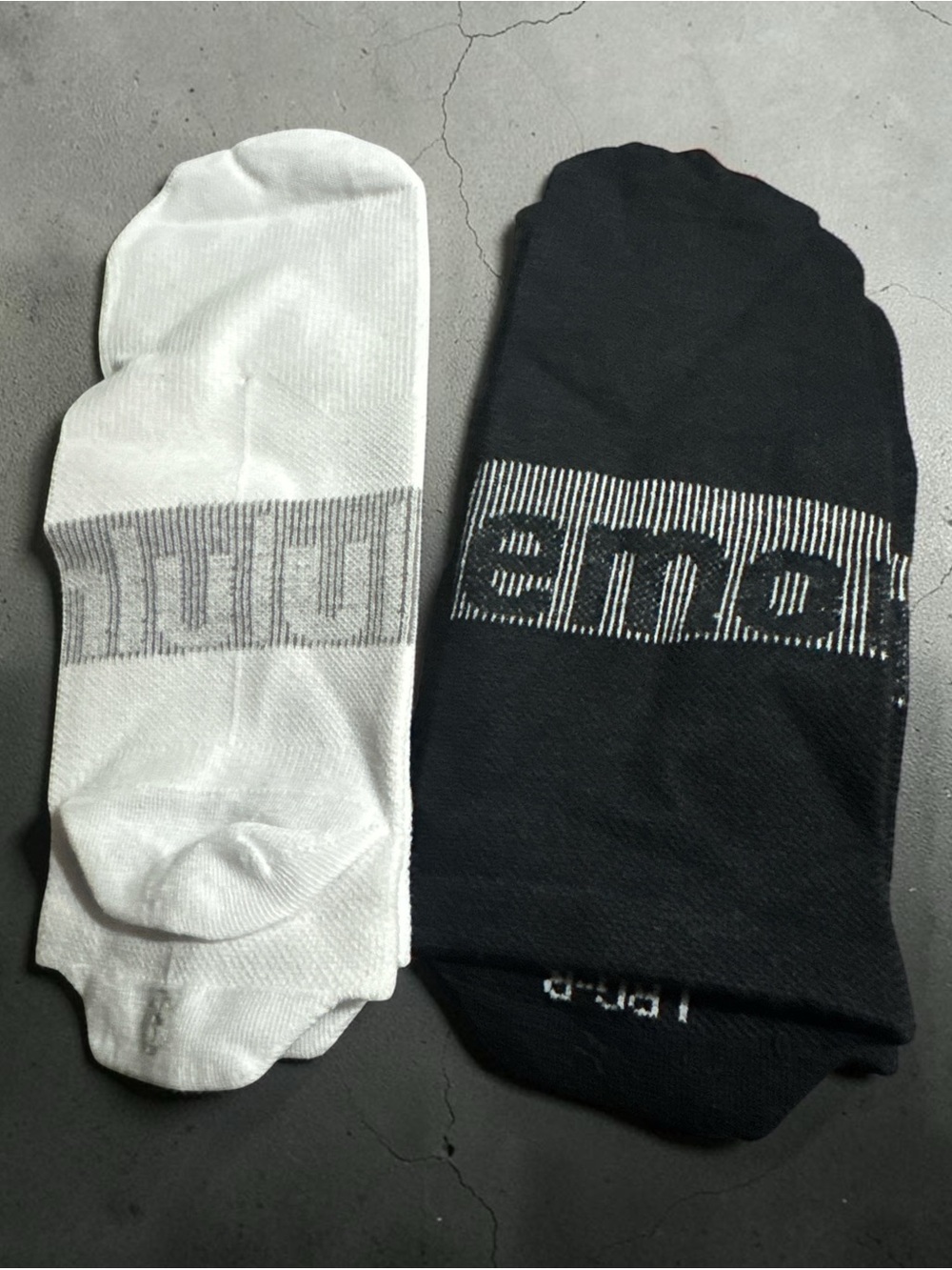 NWOT Lululemon 2 pair Power Stride No Show Socks in Black and White SZ Lg